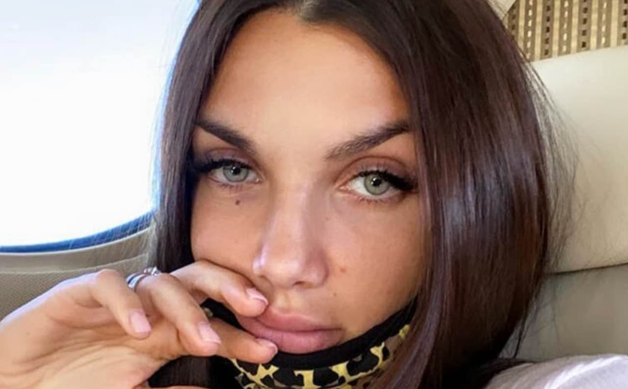 Elettra Lamborghini sempre più sexy: dal leopardato al glitterato