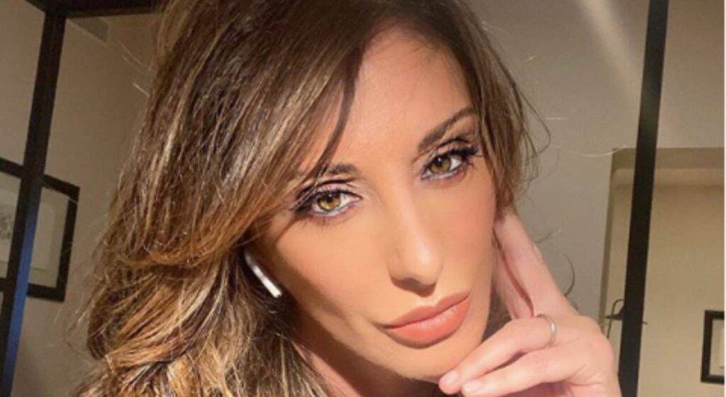 Sabrina Salerno miss maglietta bagnata: trasparenze, fan al tappeto