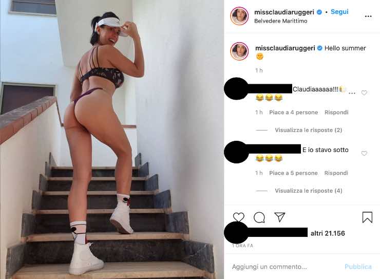 Claudia Ruggeri hot: il costume troppo stretto mostra tutto