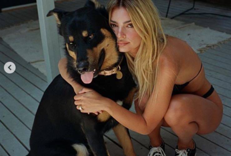 Emily Ratajkowski, la dea emerge dal buio: quel dettaglio illuminato