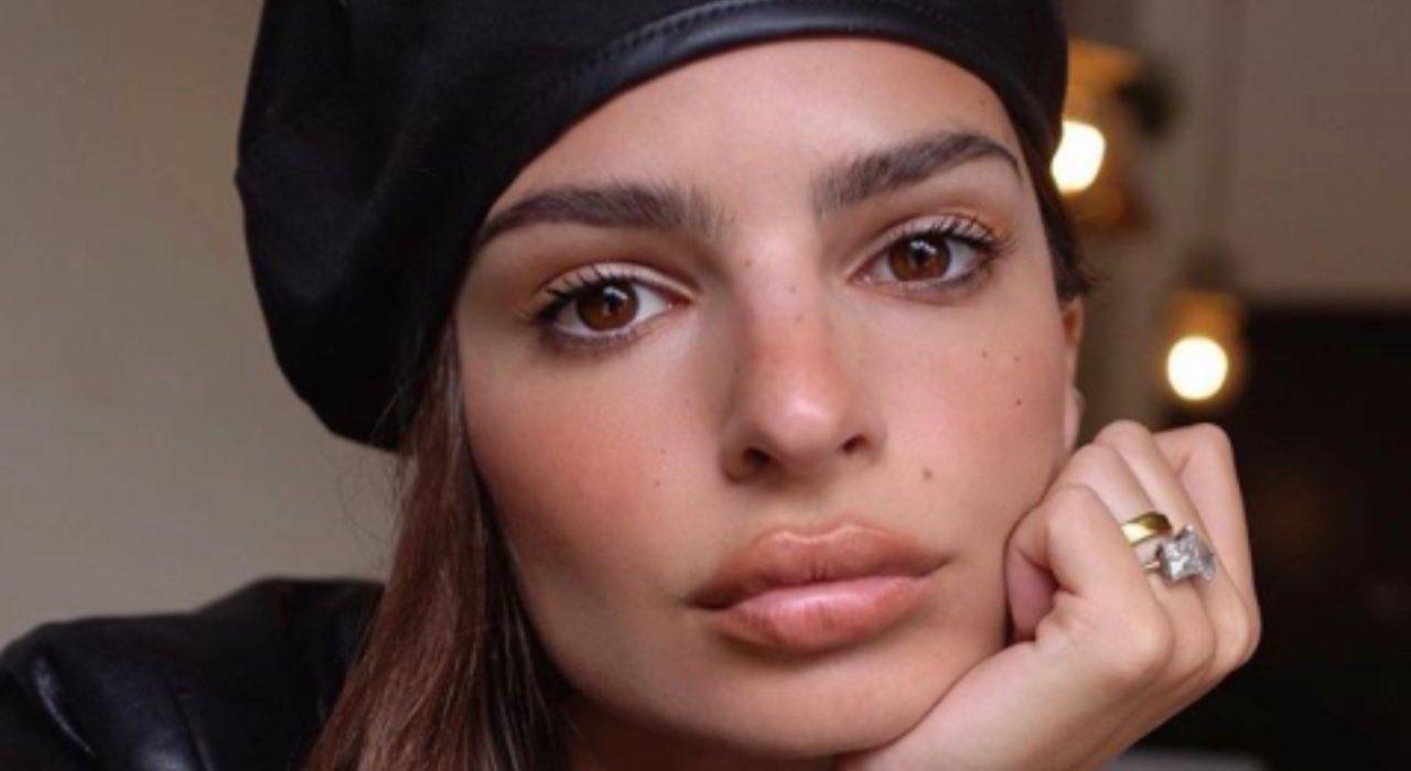 Emily Ratajkowski, la dea emerge dal buio: quel dettaglio illuminato
