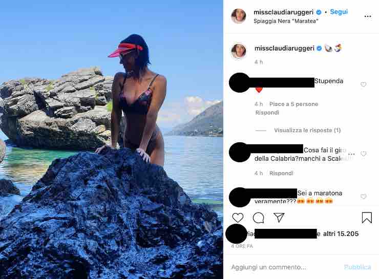 Claudia Ruggeri décolleté esplosivo: "Venere esce dalle acque"