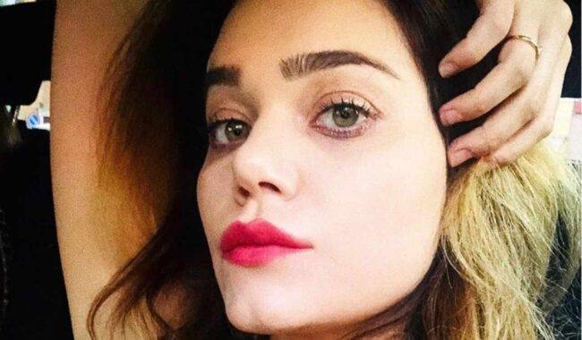 Romina Carrisi accusata: lancia un bacio ma non le manda a dire