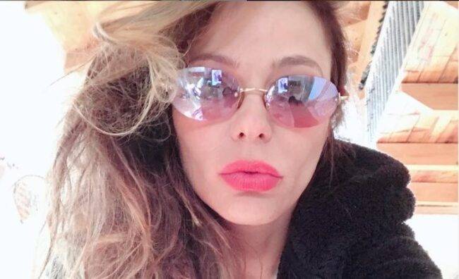 Naike Rivelli a sorpresa: scappa un bacio proprio con lei