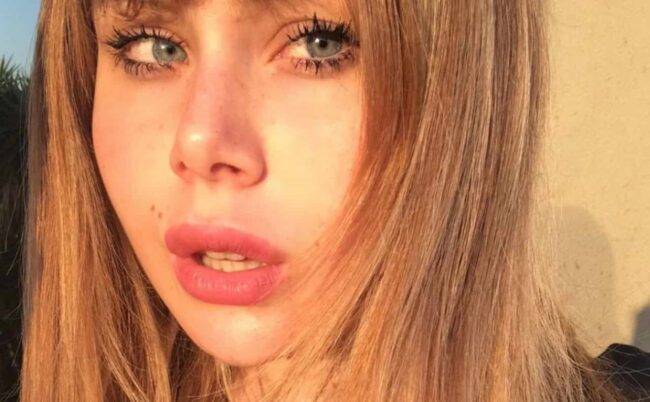 Jasmine Carrisi in costume a bordo piscina: Albano geloso?