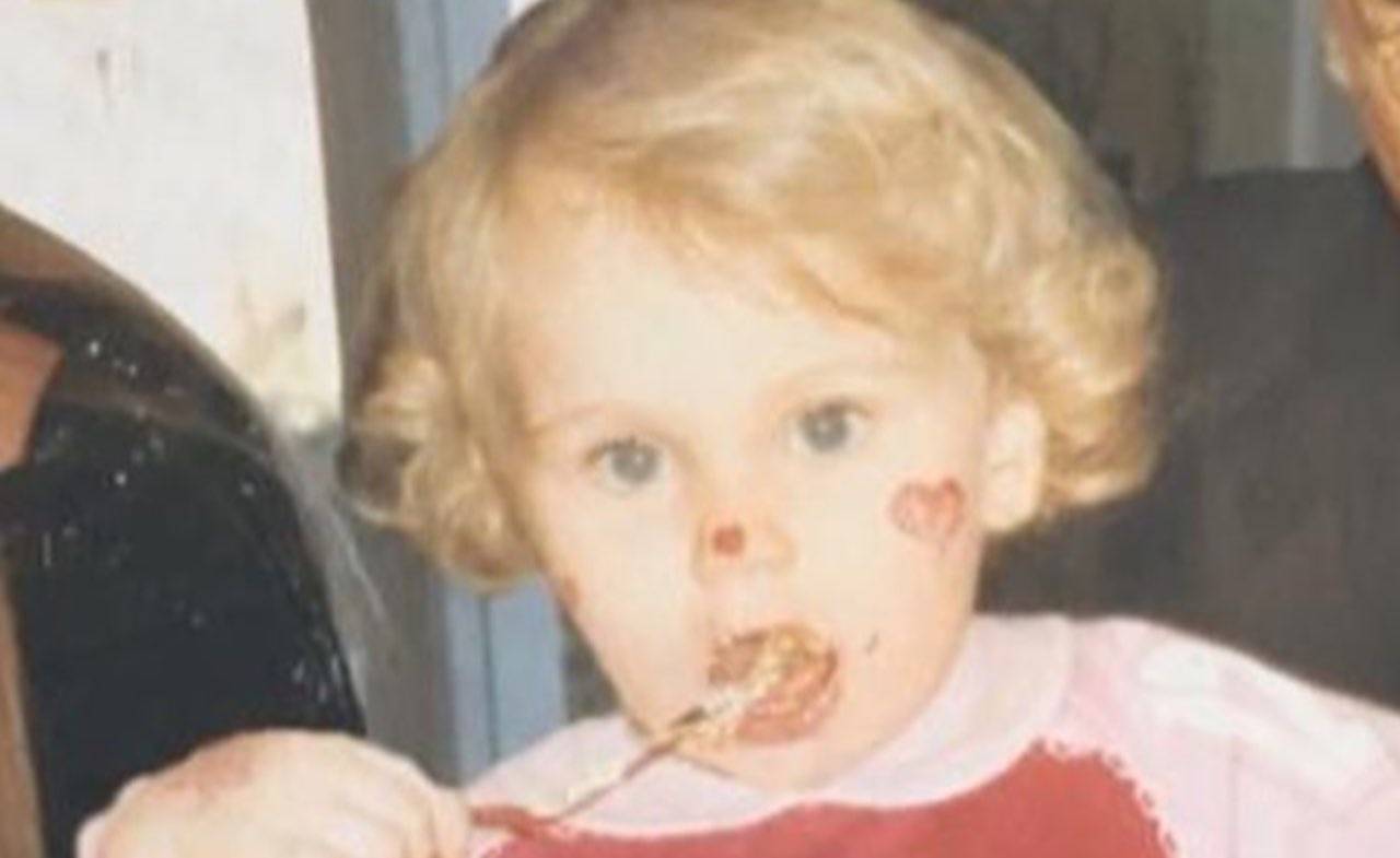 Qui da bambina insieme al suo papà, oggi neo cantante: chi è?