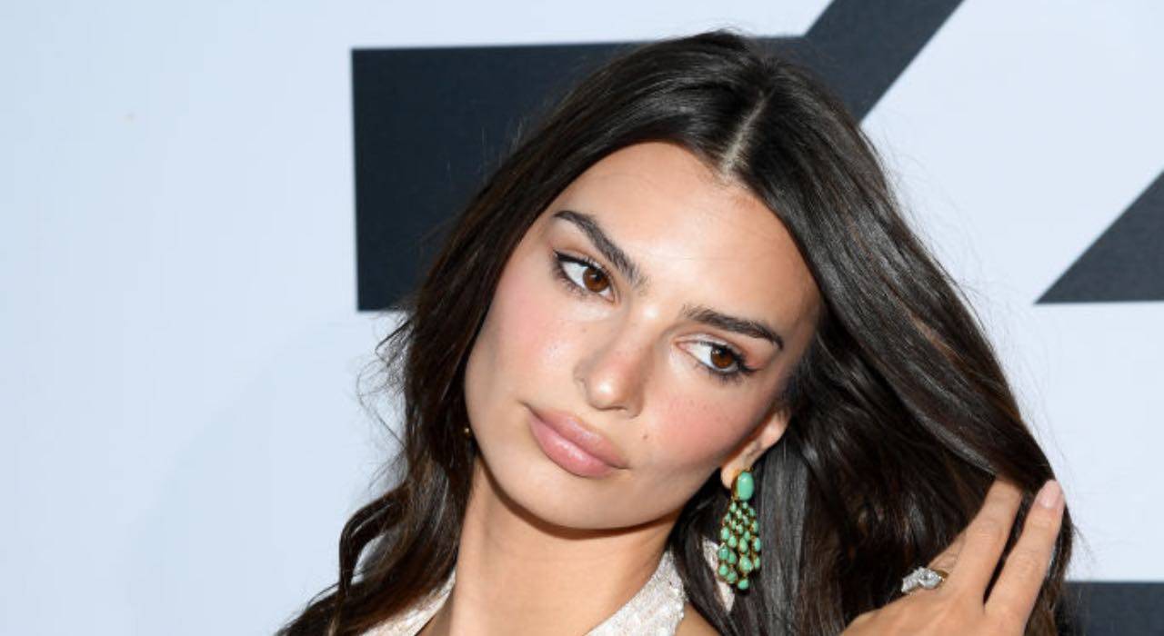 Emily Ratajkowski foto da barbie: la maglia è troppo corta