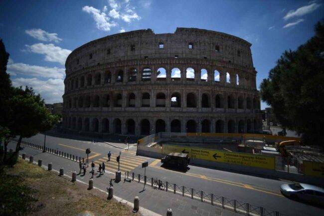 Roma: ospitava turisti in casa per drogarli e violentarli