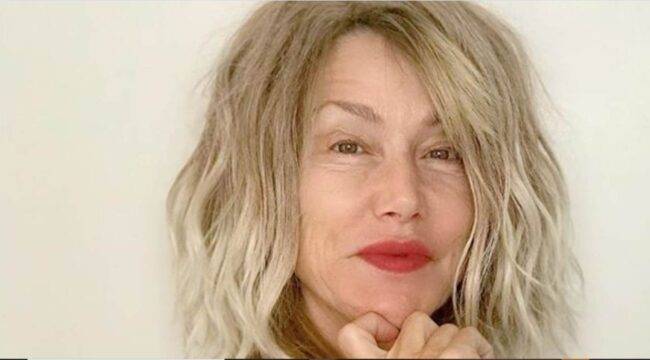 Nancy Brilli fisico statuario a Ponza: bellezza senza tempo