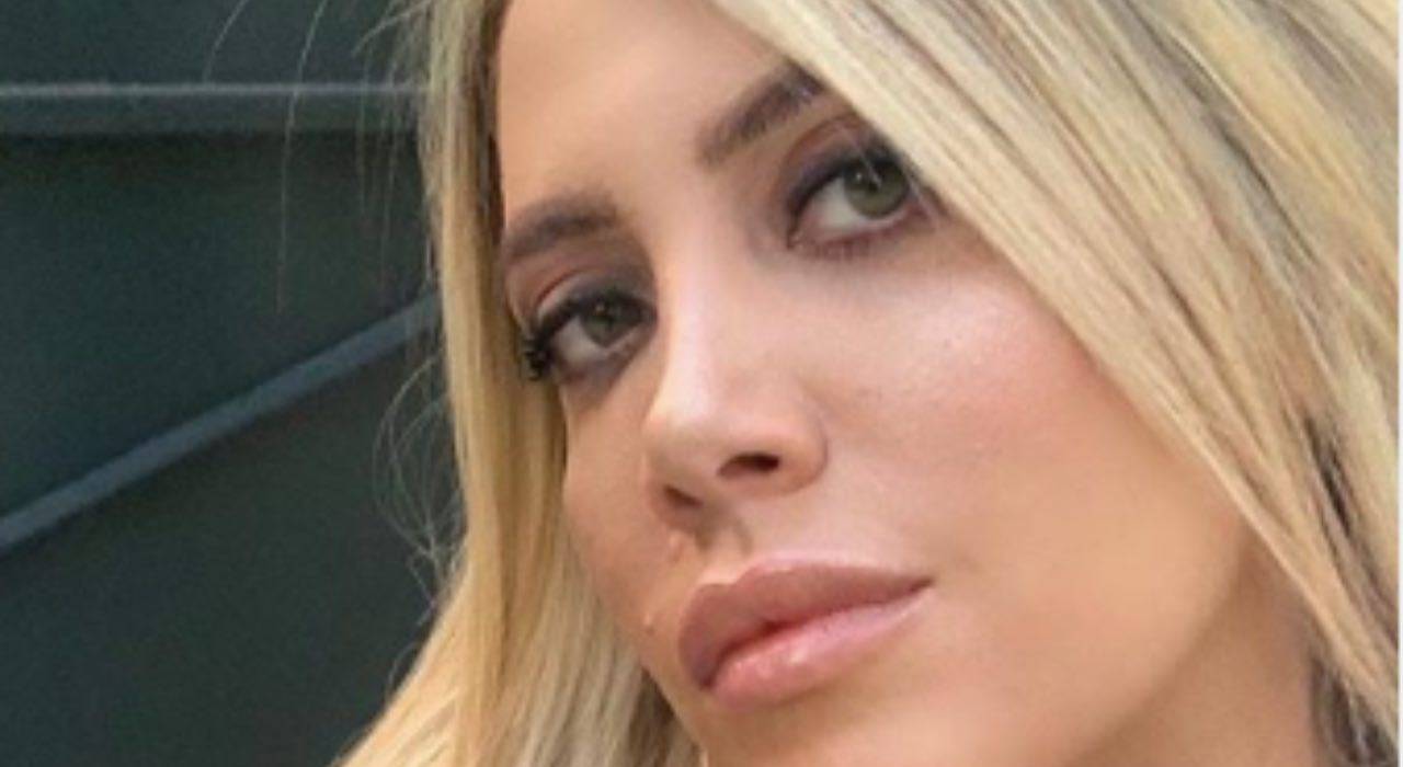 Wanda Nara sexy sotto la doccia, l'impazienza si fa sentire
