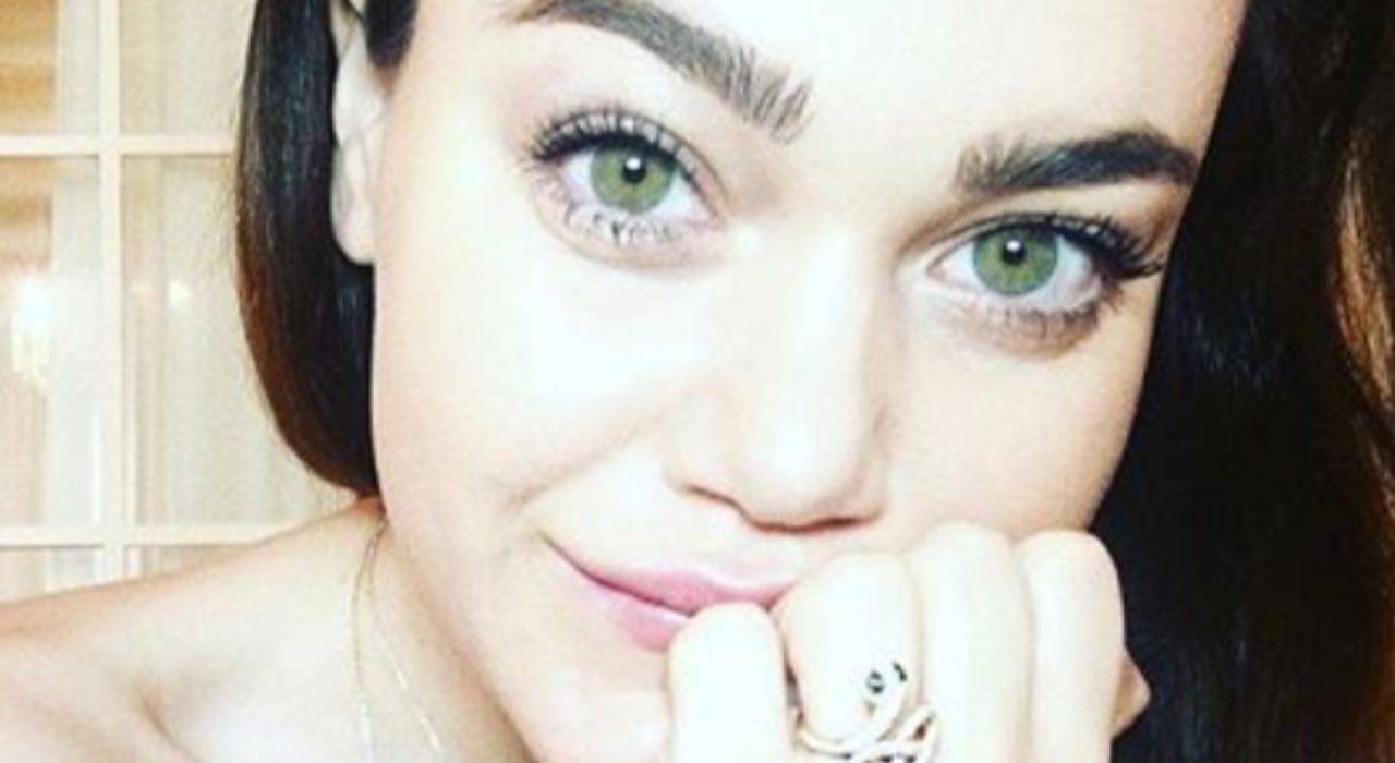 Romina Carrisi dea in costume, quell'intruso sembra un tattoo