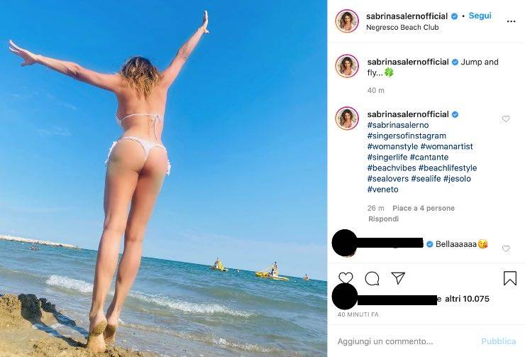 Sabrina Salerno sexy in costume vola alto: fan giù al tappeto