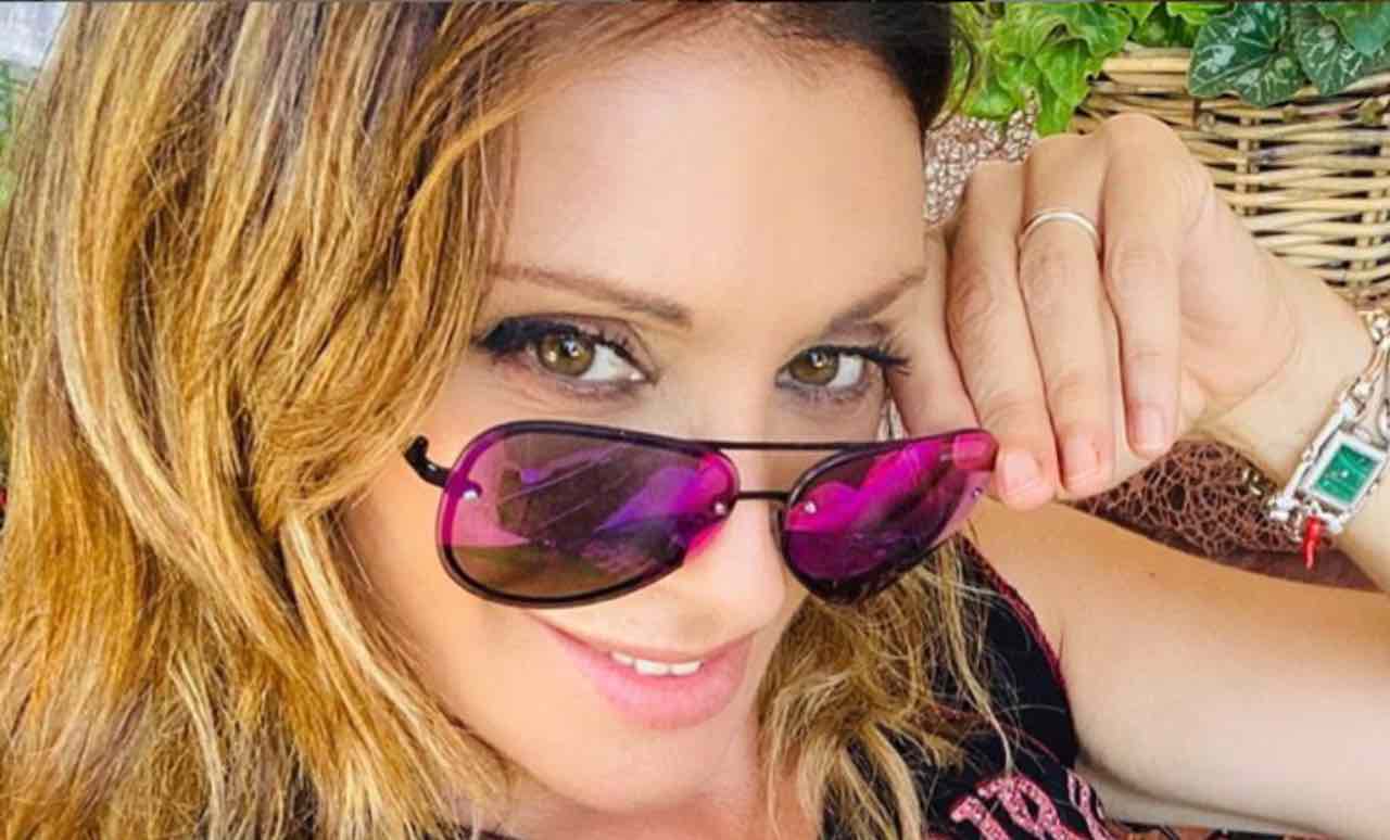 Sabrina Salerno sexy in costume vola alto: fan giù al tappeto