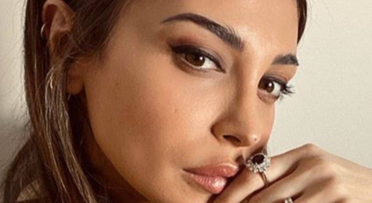 Cristina Buccino incanta ad occhi chiusi: assapora la passione