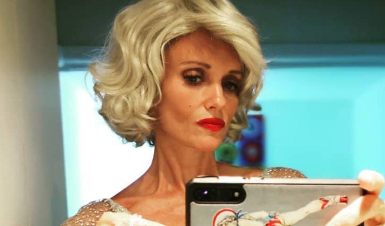 Justine Mattera: doccia rinfrescante, ma la temperatura sale