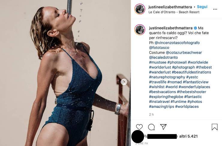 Justine Mattera: doccia rinfrescante, ma la temperatura sale
