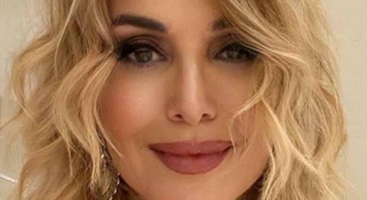 Barbara D'Urso patto col diavolo? in costume, forma esplosiva