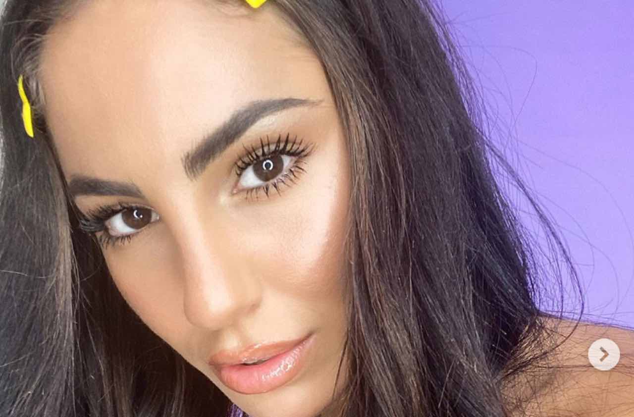 Giulia De Lellis, bikini da urlo: una dea tra le acque - FOTO