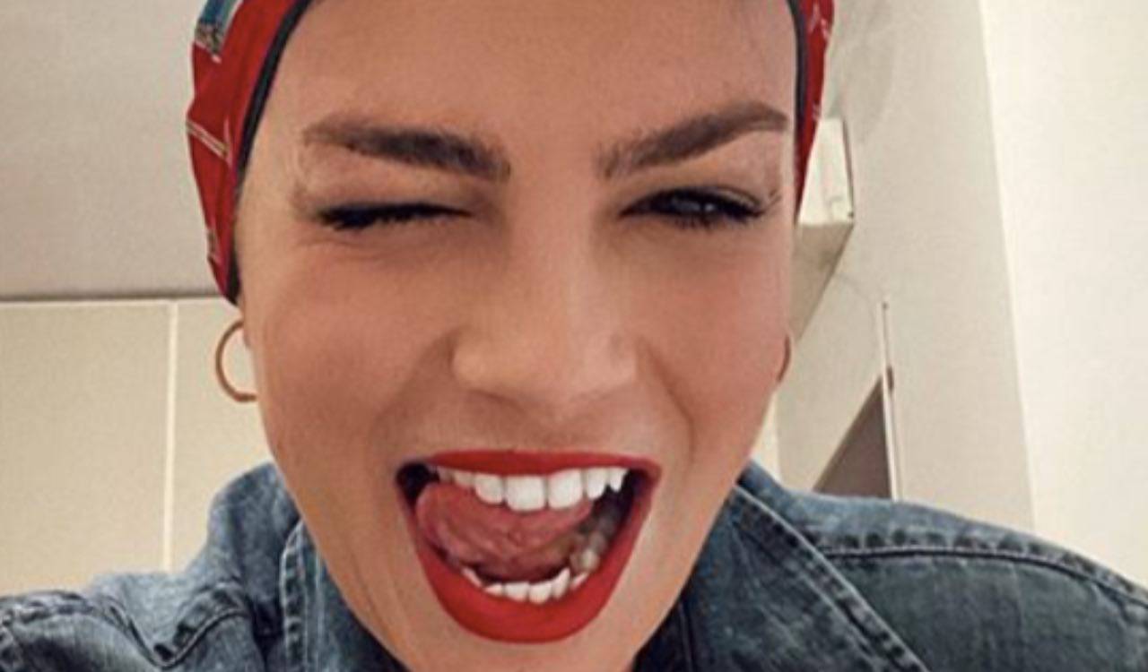 Emma Marrone, gioca con Mario nella vasca: "siamo pronti?"