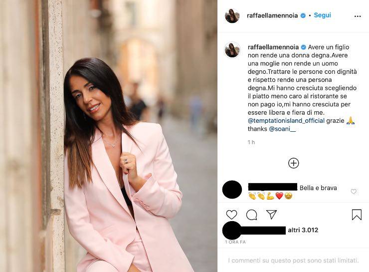 Raffaella Mennoia, sempre più bella e al centro dell'attenzione dei fan, ha stregato tutti con il total pink e un forte messaggio: "Libera e fiera di me"