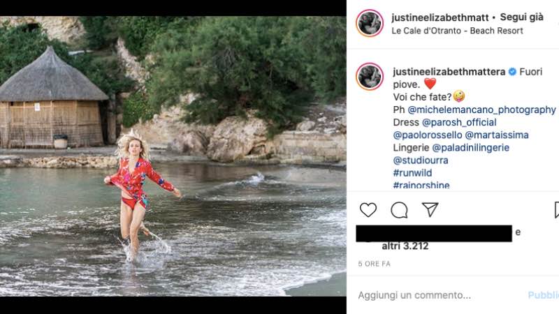 Justine Mattera sospesa sull'acqua: anche il tempo si ferma per lei