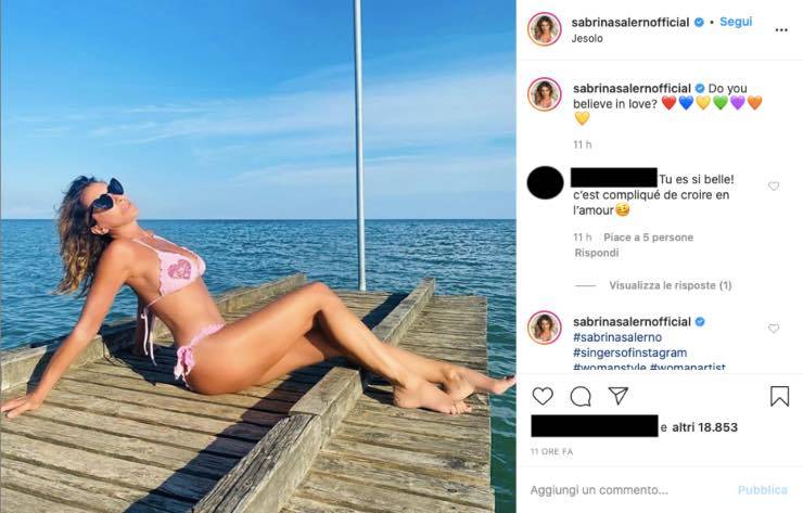 Sabrina Salerno distesa in bikini: quel dettaglio parla d'amore