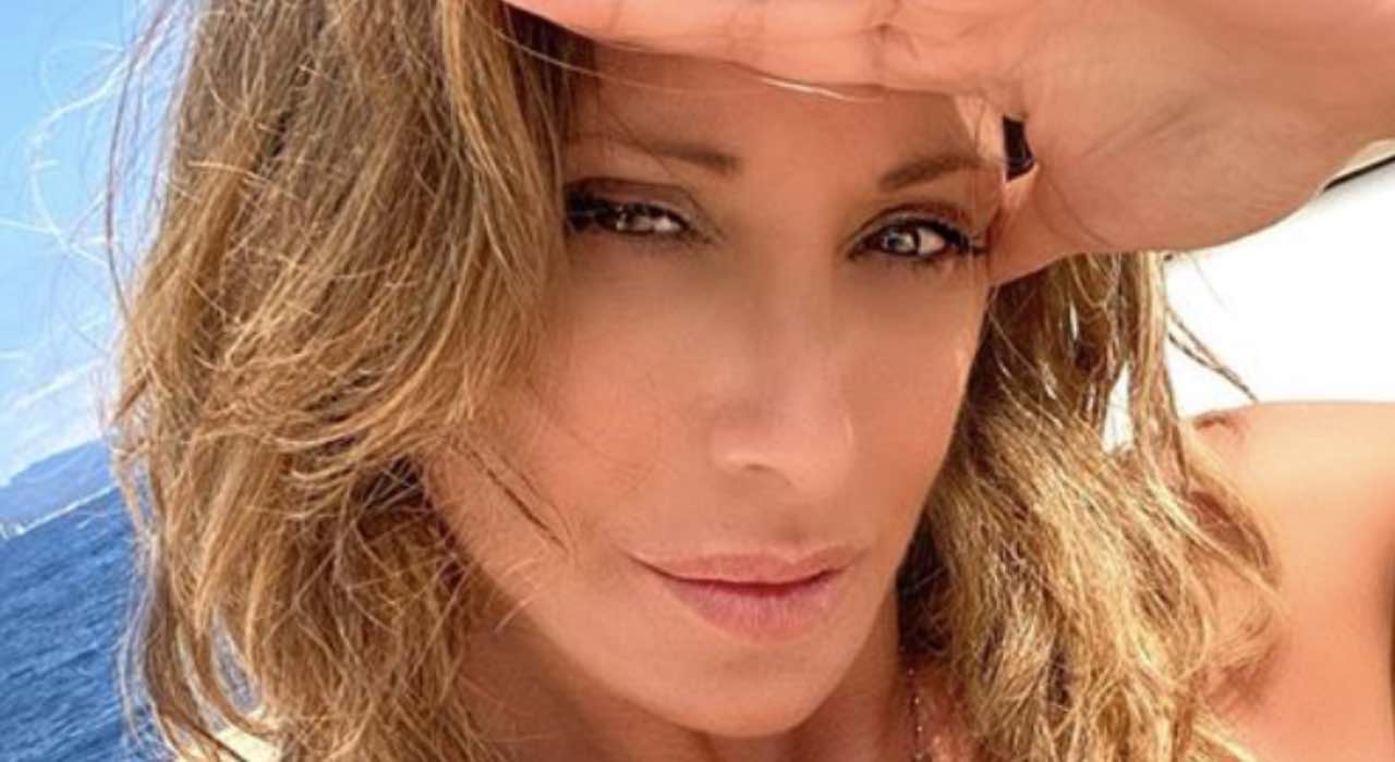 Sabrina Salerno distesa in bikini: quel dettaglio parla d'amore