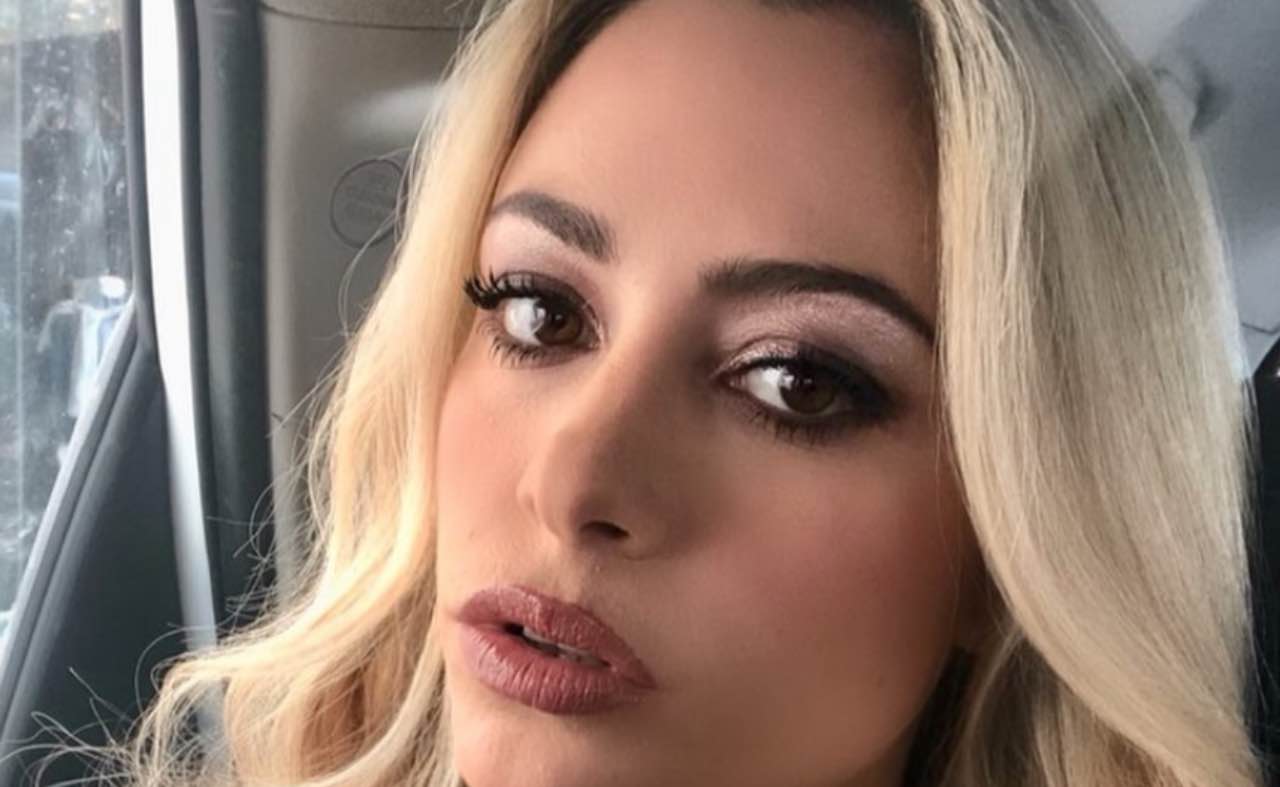 Martina Stella una dea in bikini: "La perfezione fatta donna"