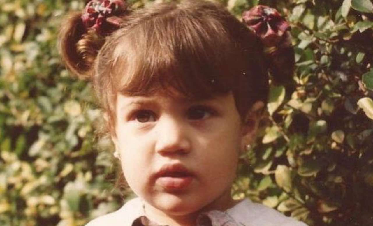 È la sorella minore di una nota showgirl: la riconoscete?