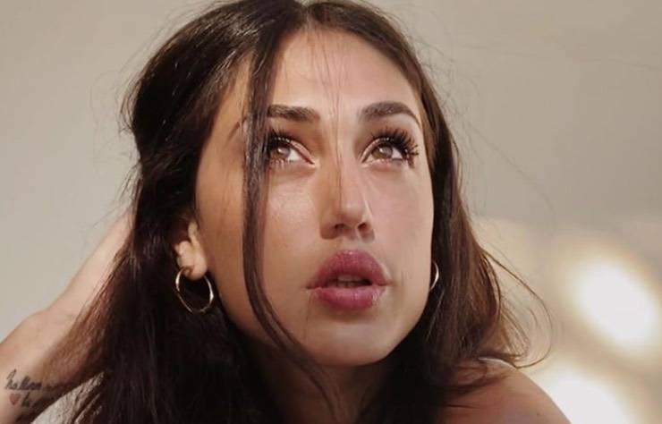 È la sorella minore di una nota showgirl: la riconoscete?