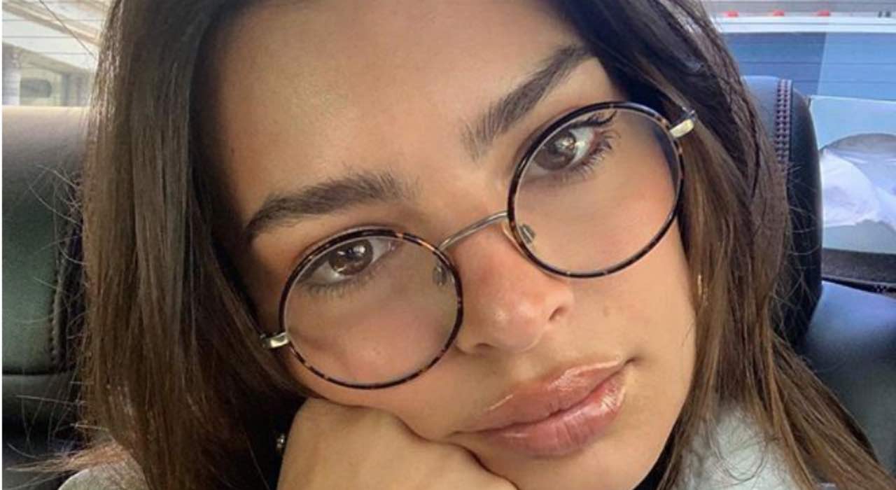 Emily Ratajkowski: bomba bikini, il costume c'è ma non si vede