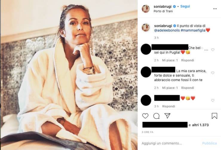 Sonia Bruganelli splendida in accappatoio: 'lava' via le critiche