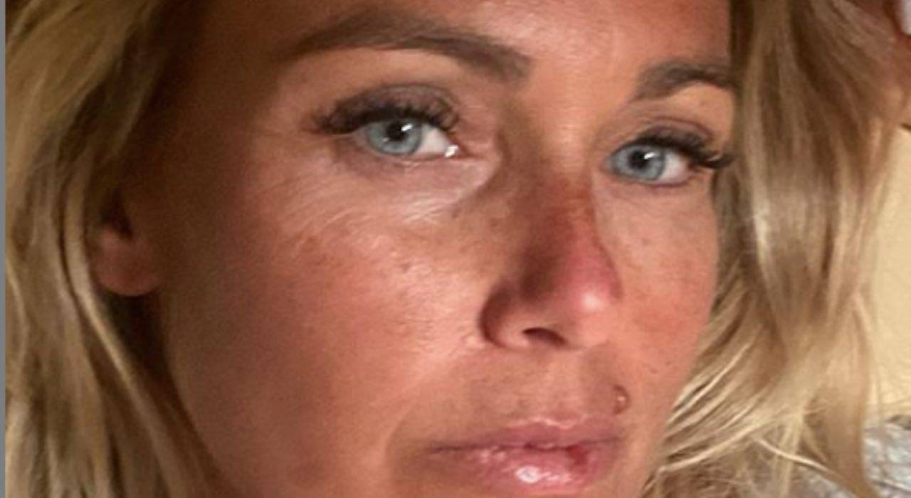 Sonia Bruganelli splendida in accappatoio: 'lava' via le critiche