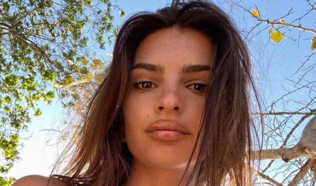 Emily Ratajkowski da infarto: le movenze in bikini ipnotizzano