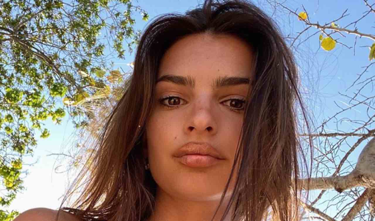 Emily Ratajkowski da infarto: le movenze in bikini ipnotizzano