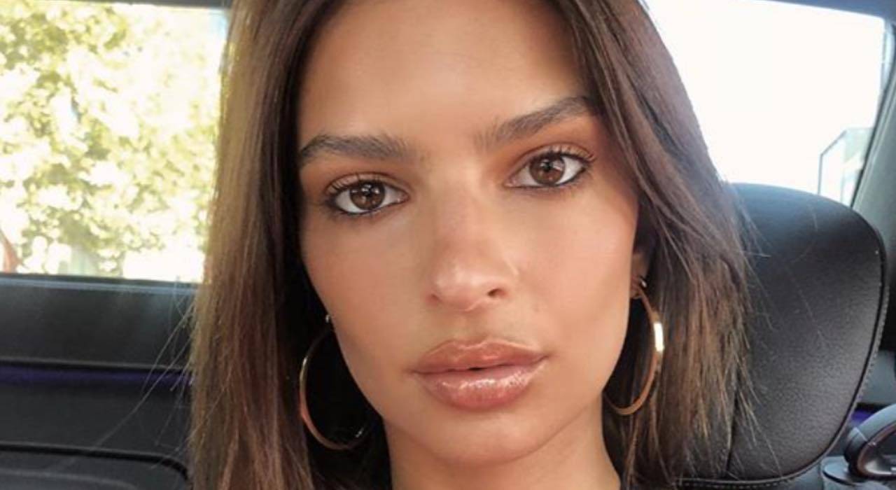 Emily Ratajkowski musa in bikini: 'confusa' tra le opere d'arte