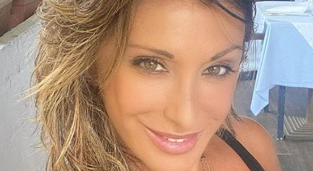 Sabrina Salerno bikini: allontana le critiche, si schiera in difesa