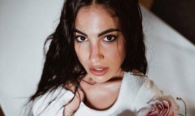 Giulia De Lellis posa per uno spot, ma il vestitino si alza troppo