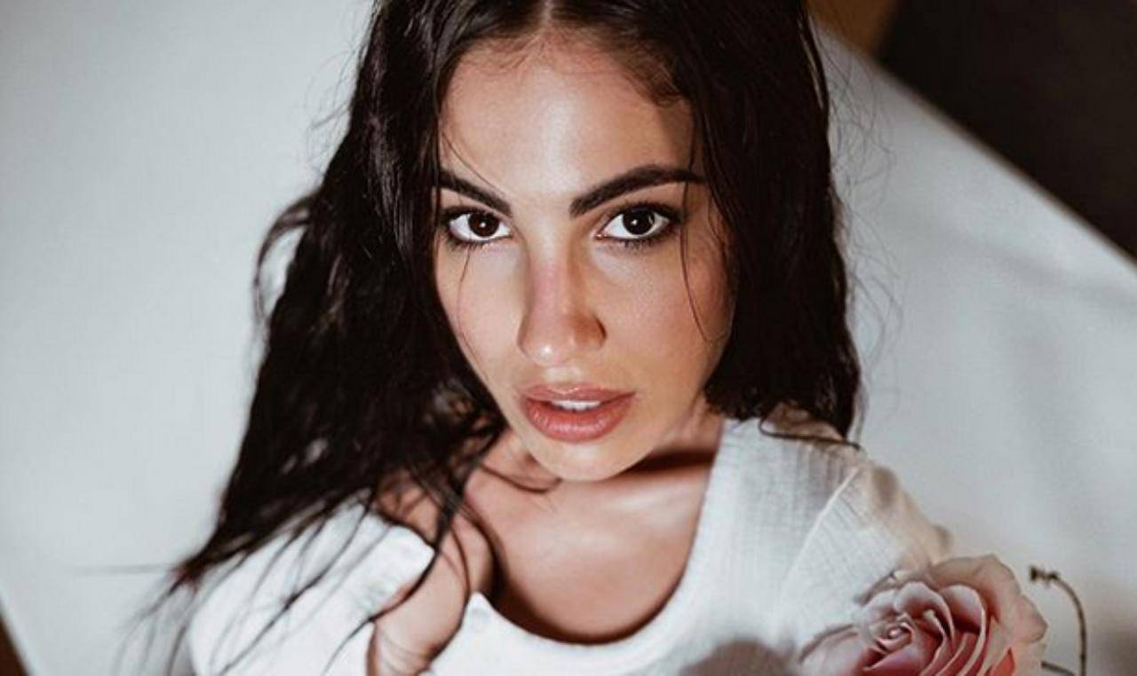 Giulia De Lellis posa per uno spot, ma il vestitino si alza troppo