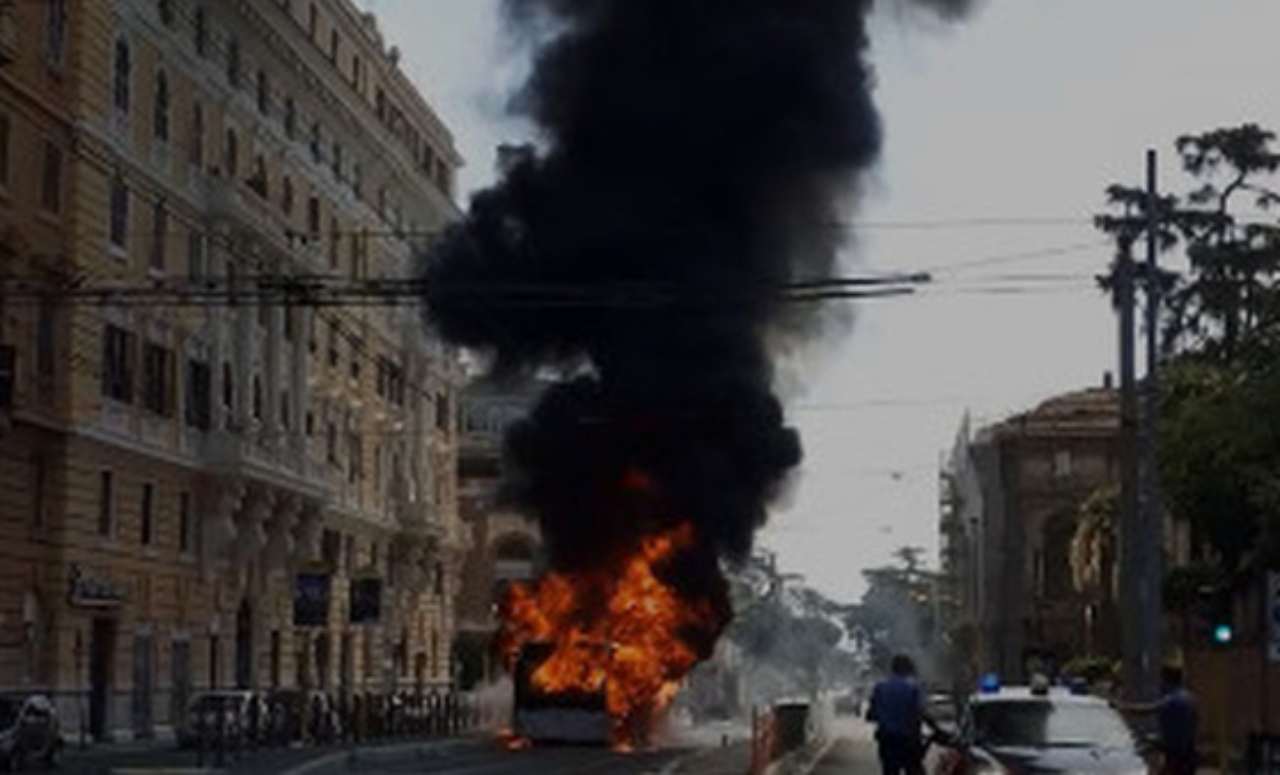 Paura a Roma. bus in fiamme