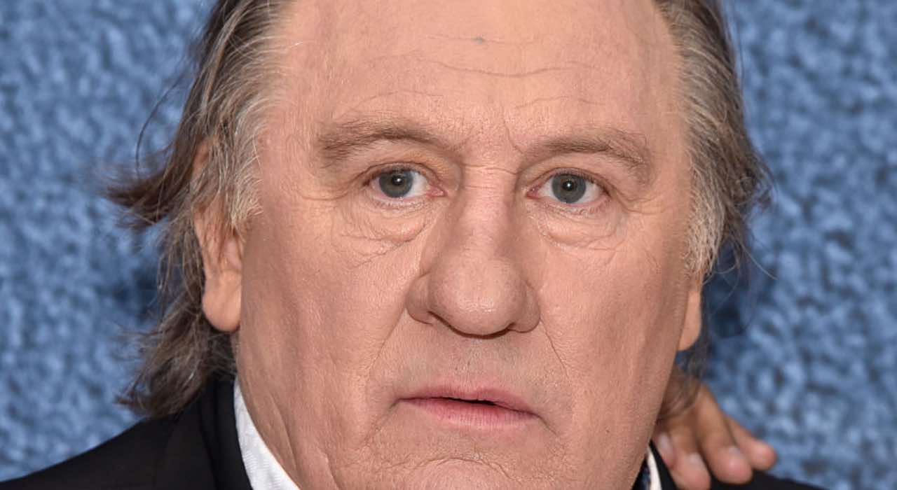 Gerard Depardieu guida in stato di ebbrezza: si scaglia contro...