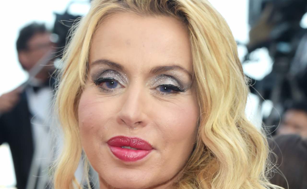 Valeria Marini hot: il micro bikini non lascia spazio all'immaginazione