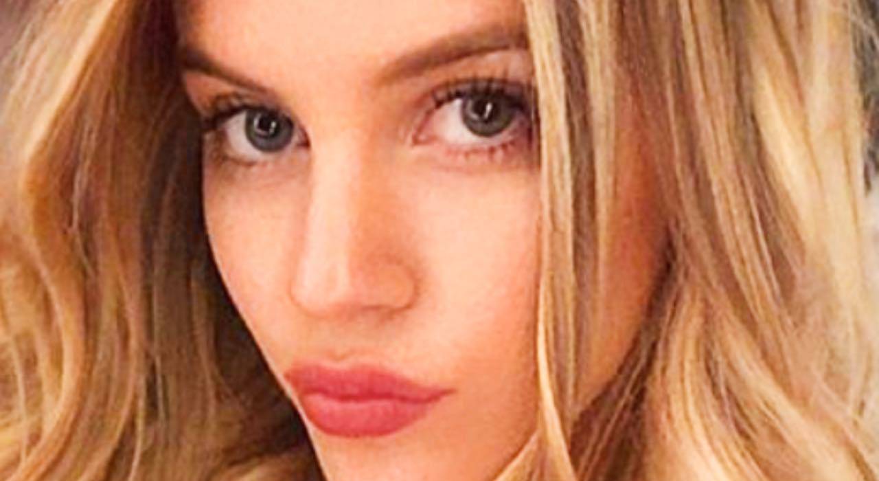 Sara Croce bikini micro per la bonas: 'esame' di Bonolis superato