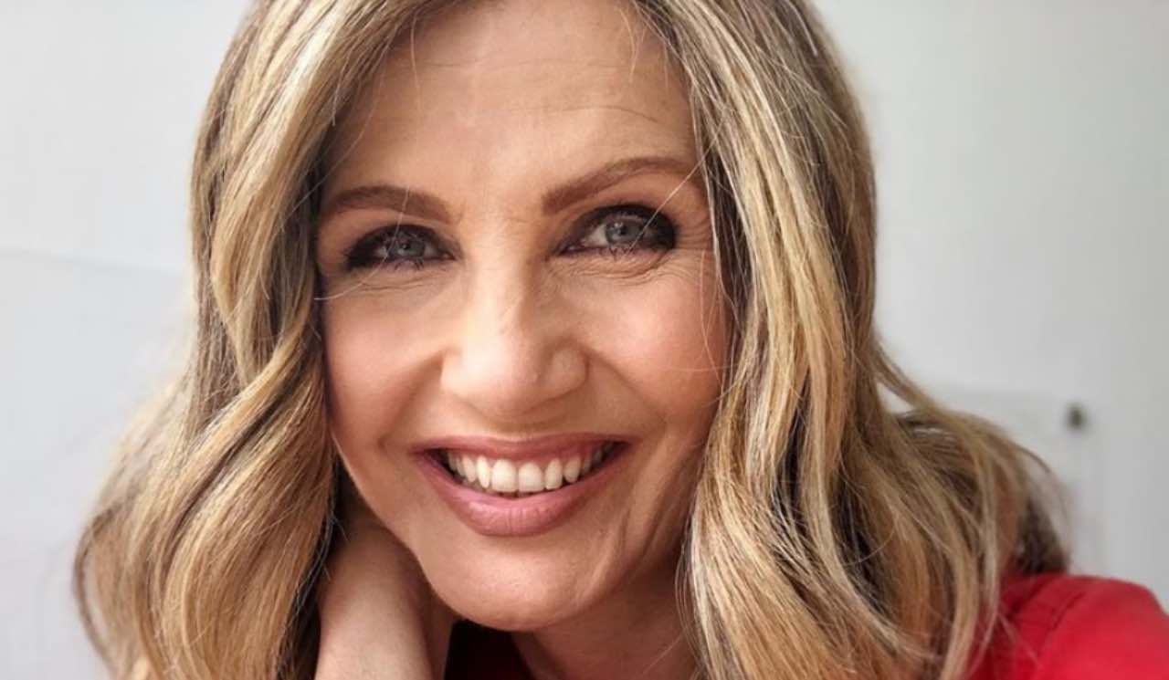 Lorella Cuccarini vera dea in bikini: traguardo speciale per lei