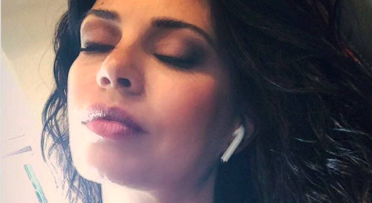 Laura Torrisi, una dea a mare: "Asciugarsi il sale di una lacrima"