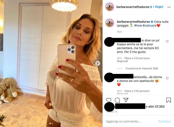 Barbara D'Urso sexy bomba, ma quel dettaglio sulle dita incuriosisce