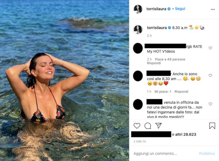 Laura Torrisi dea in bikini: risveglio in acqua cullata dalle onde