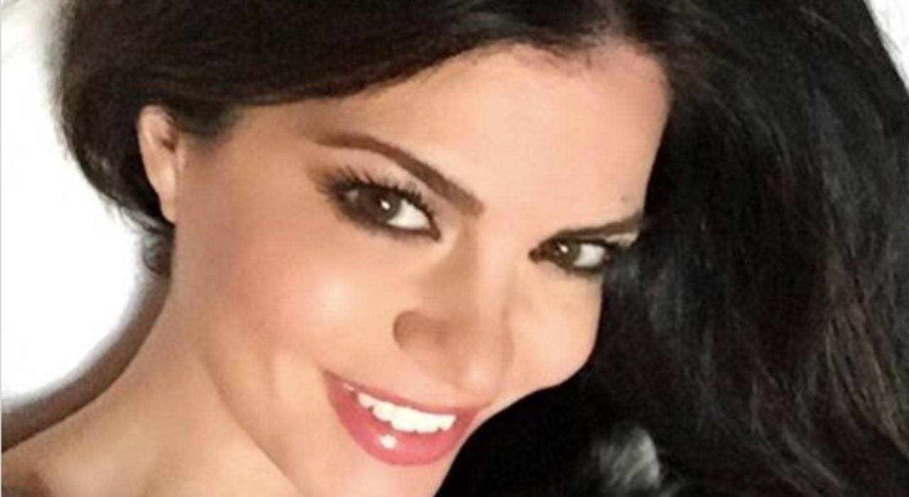 Laura Torrisi dea in bikini: risveglio in acqua cullata dalle onde