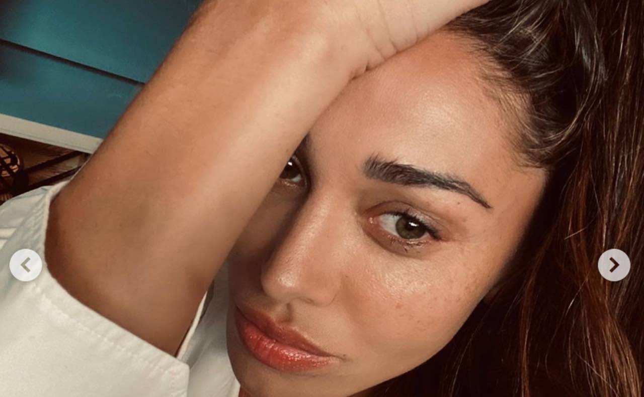 Belen Rodriguez, vestito cortissimo e frecciatina a De Martino?