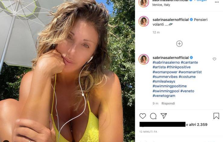 Sabrina Salerno pensierosa in bikini: indizio sul futuro in foto?